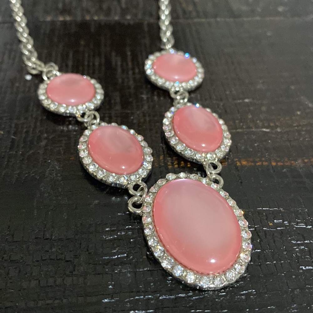 Elegant NWT New York & Company Pink & Silver Tone Necklace! - Picture 2 of 6
